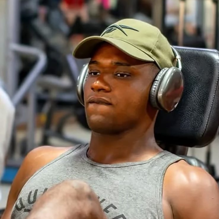Felipe Mota de boné e fones de ouvido durante o treino